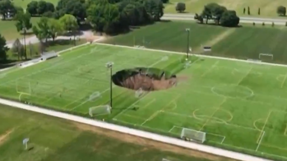 Socavón en un campo de fútbol