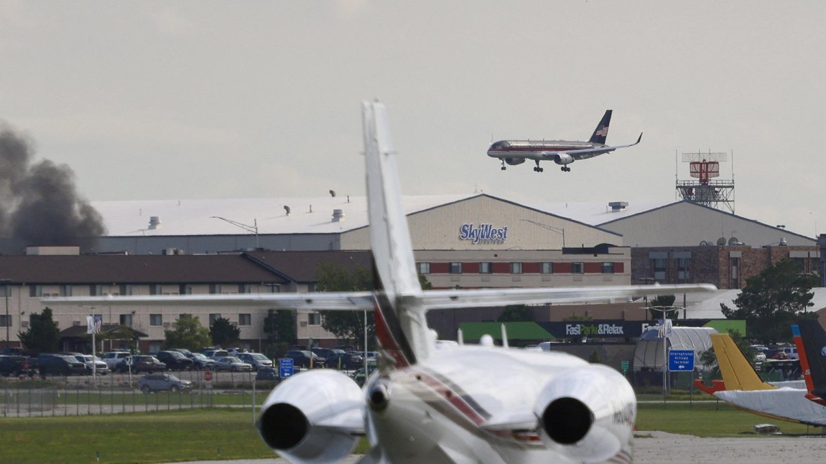 Momento en el que el avión de Trump aterriza en Milwaukee