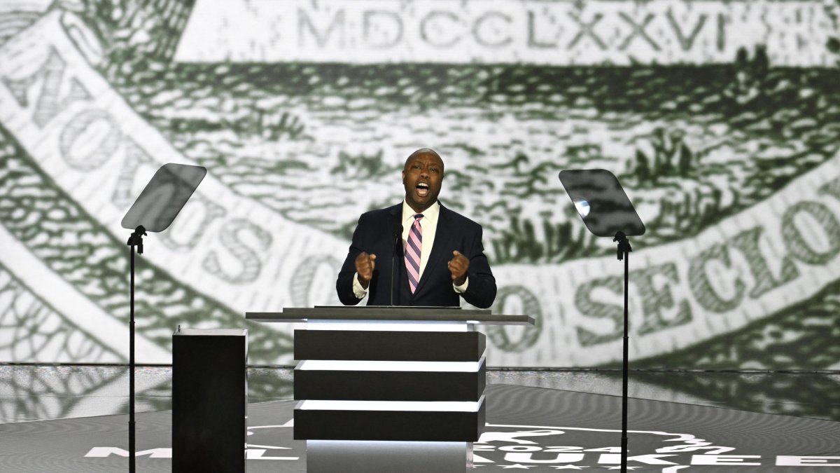El senador Tim Scott pronuncia su discurso en el día inaugural de la RNC