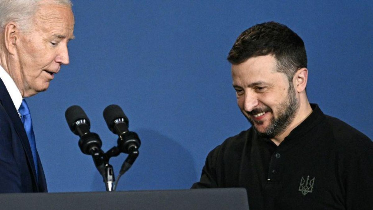 Biden talks with Zelensky, announces new military aid for Ukraine