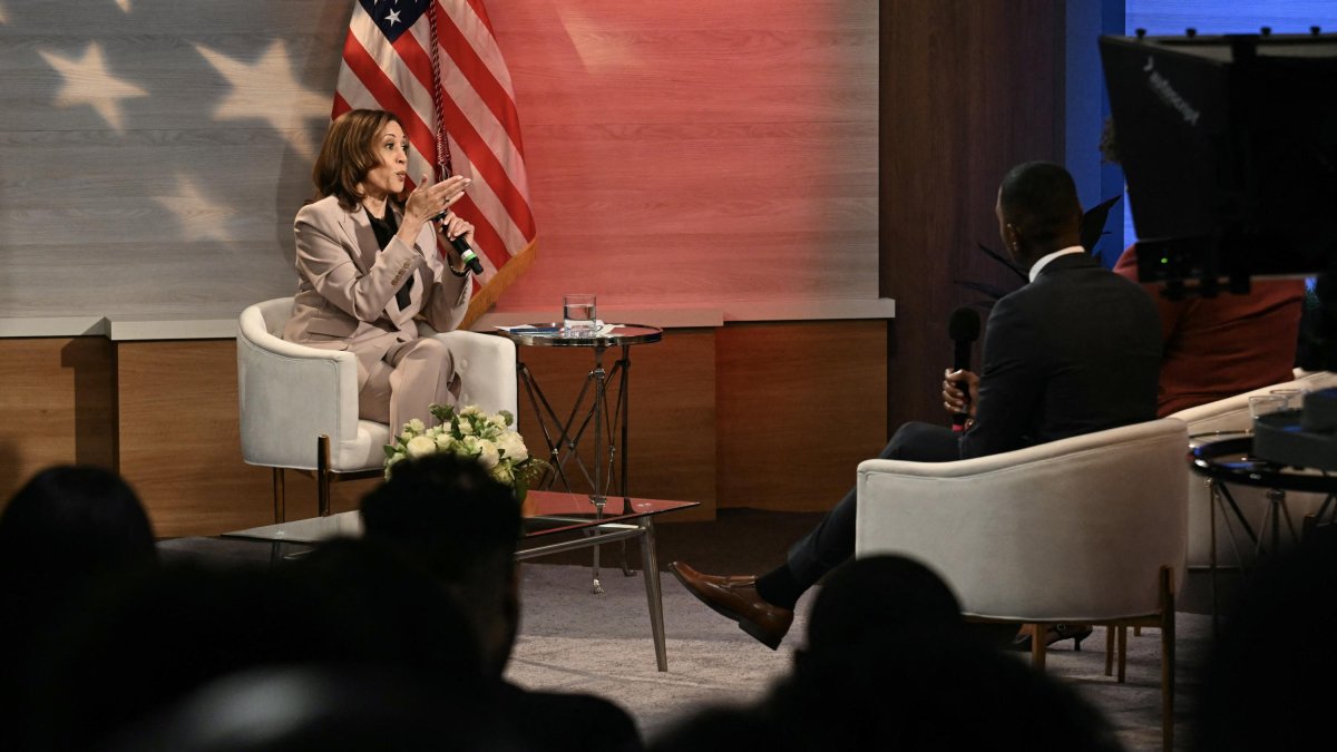 Kamala Harris habla durante un debate organizado por la NABJ, en Filadelfia, Pensilvania