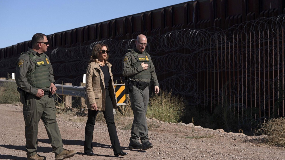 La candidata demócrata visitó el muro fronterizo tras afirmar que era un 