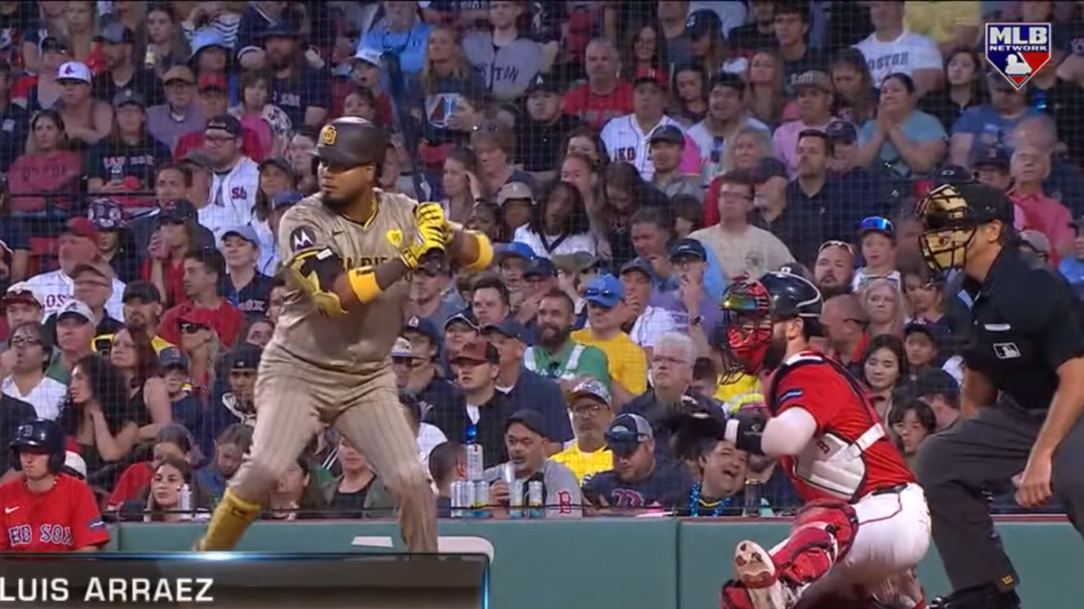 Luis Arráez on the field