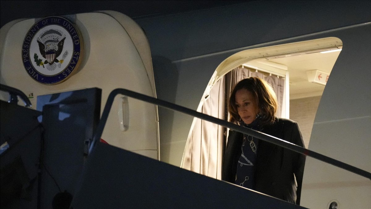 Kamala Harris lands in Detroit