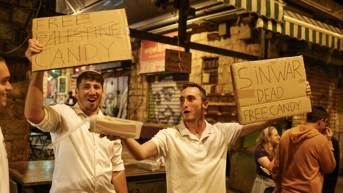 Israelíes celebran la muerte del líder de Hamás, Yahya Sinwar