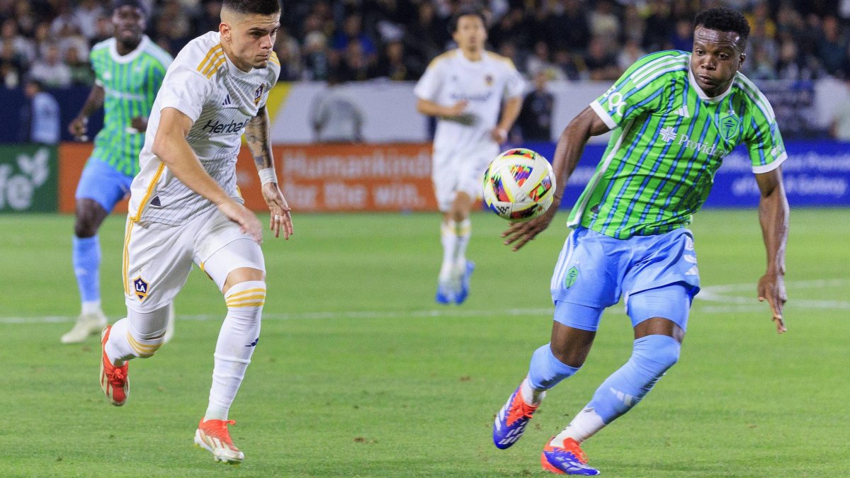 Gabriel Pec del LA Galaxy lucha por el balón con Nouhou Tolo