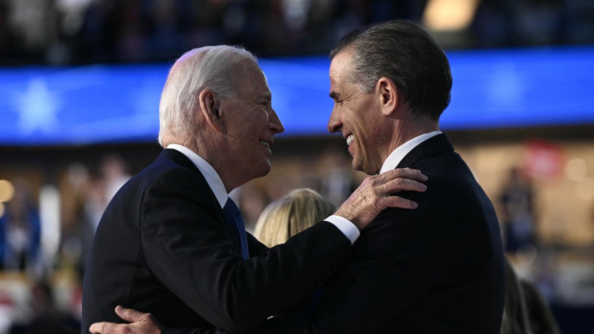 Joe y Hunter Biden se abrazan 