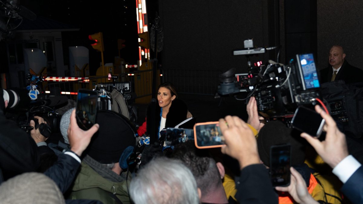 Alina Habba atiende a los medios de comunicación