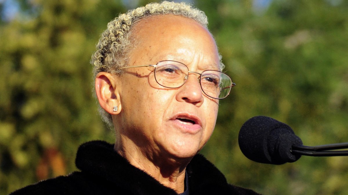 Nikki Giovanni lee un poema durante las ceremonias en el Lincoln Memorial de Washington