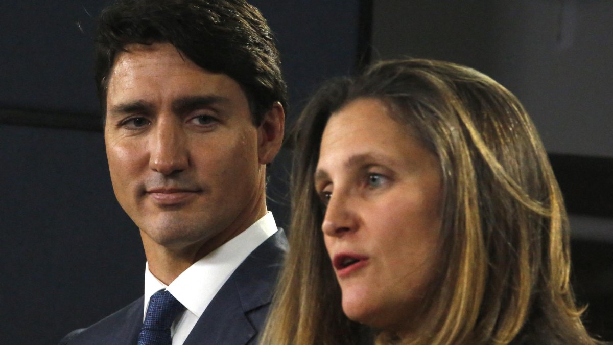 Imagen de archivo de Justin Trudeau junto a Chrystia Freeland