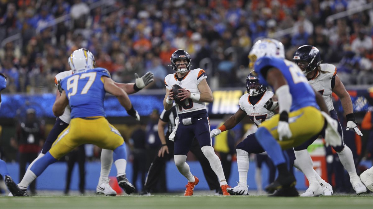 Bo Nix, quarterback de los Broncos, se prepara para lanzar un pase.