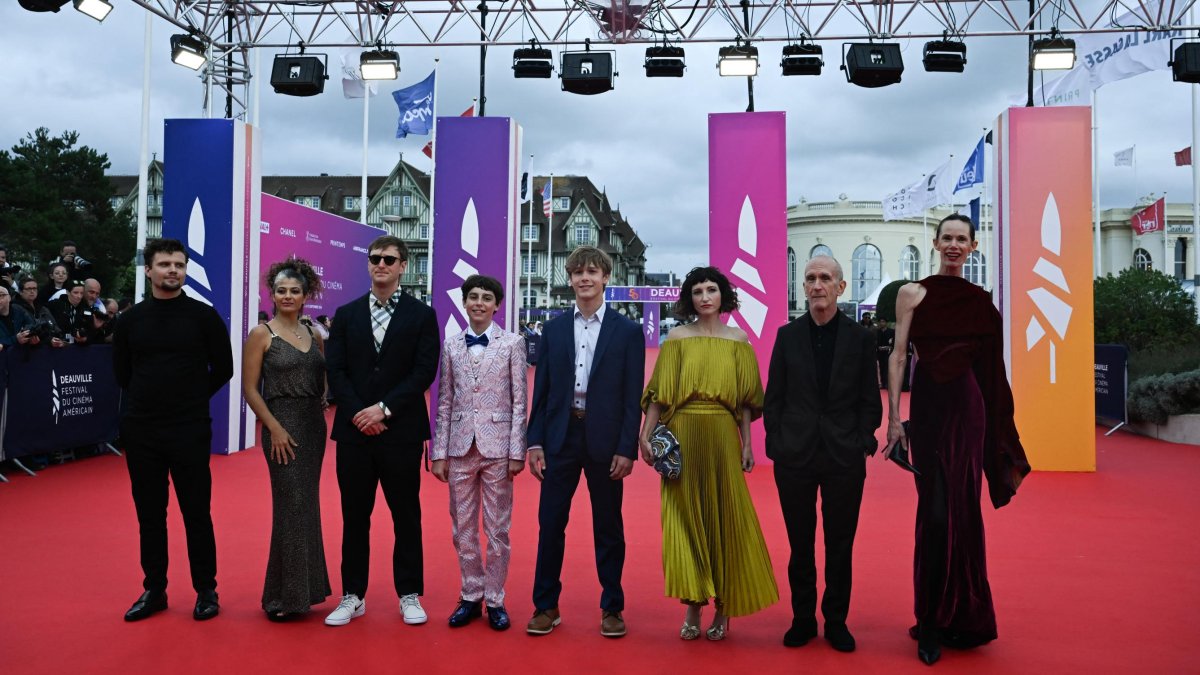 Hudson Meek (en el centro)