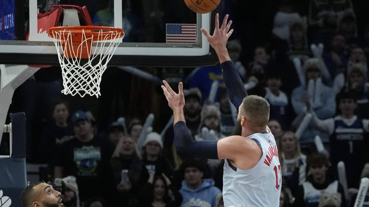 El pívot de los Washington Wizards Jonas Valanciunas (17)