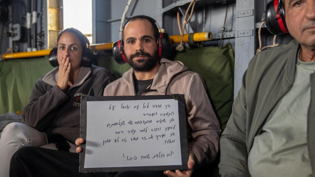 Yarden Bibas, junto a su hermana y su padre, en el helicóptero que lo trasladó al hospital tras su liberación