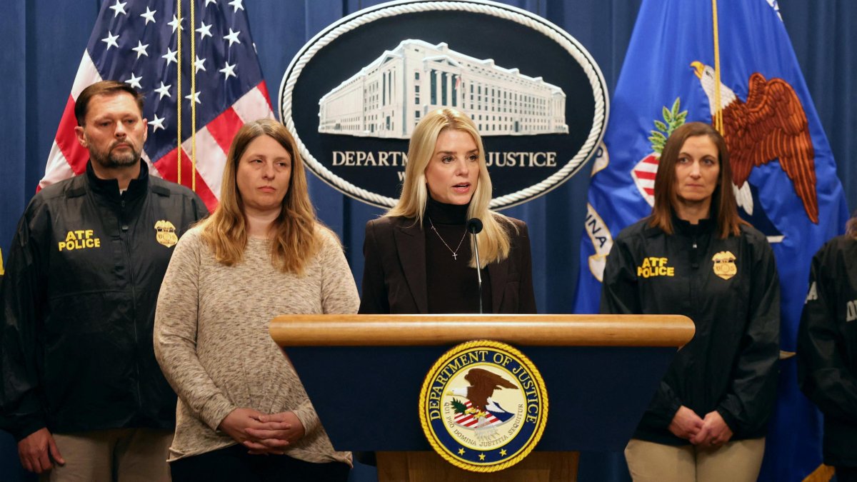 La fiscal Pam Bondi anunció las medidas en una conferencia de prensaa
