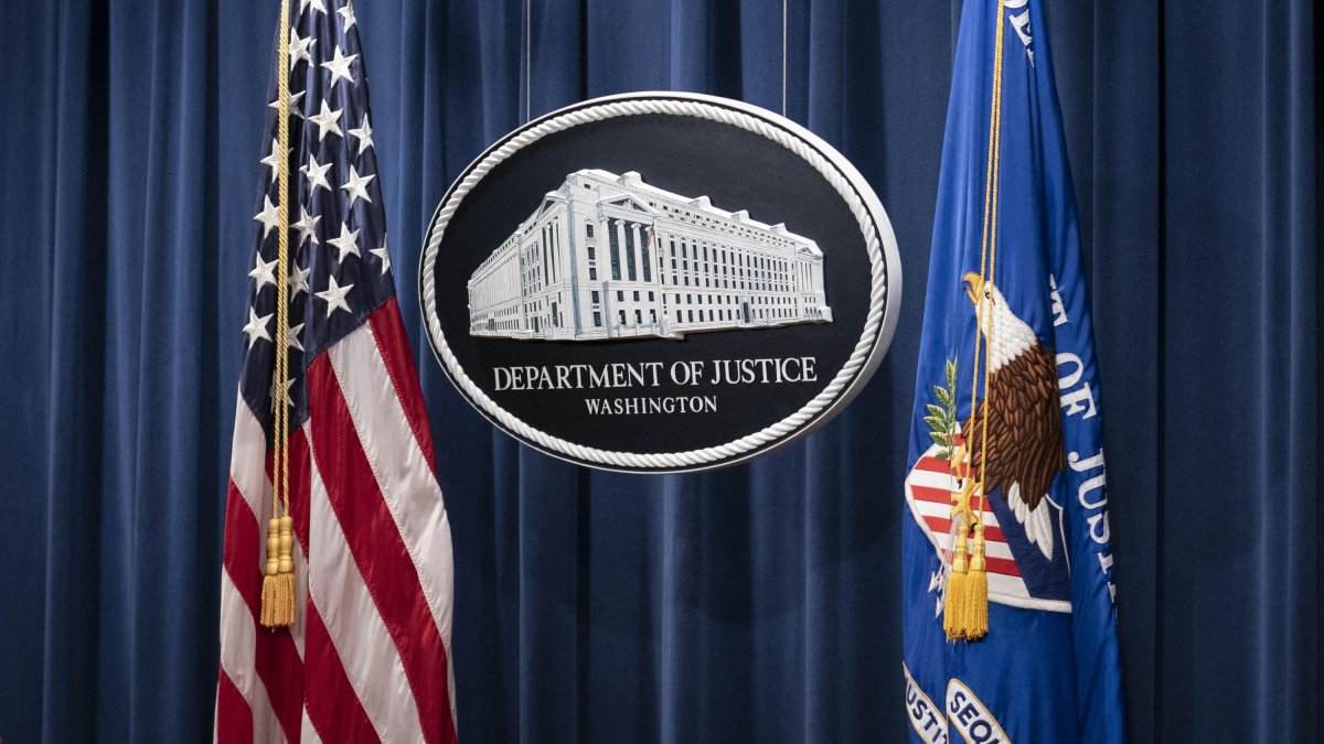 Un cartel del Departamento de Justicia se ve antes de una conferencia de prensa