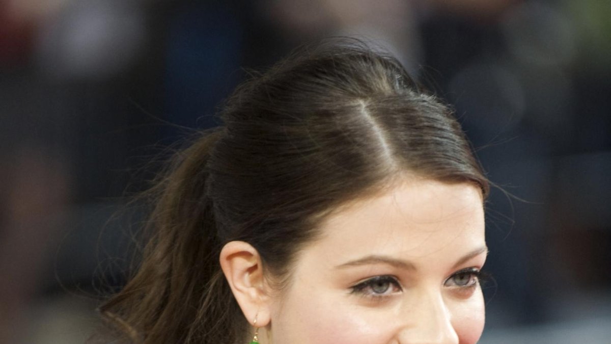 Michelle Trachtenberg at an awards ceremony.