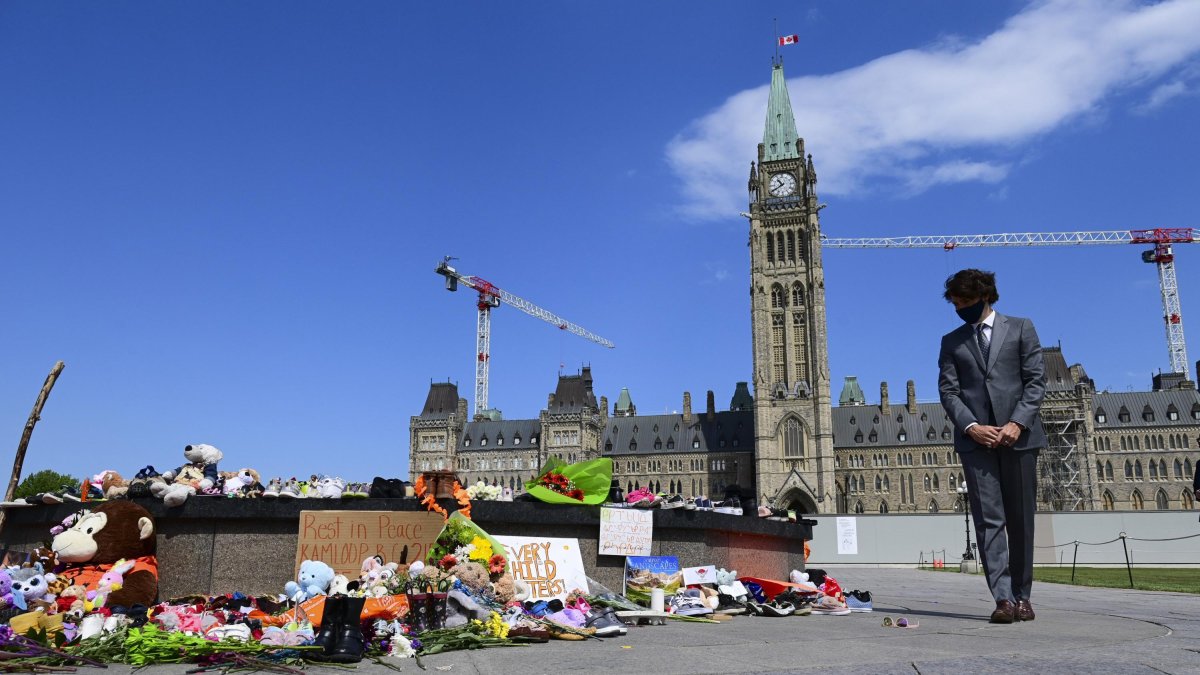 Justin Trudeau en un monumento a las supuestas víctimas de un internado