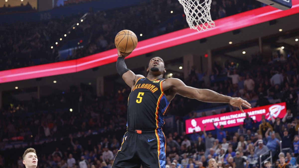 Luguentz Dort (5) realiza un mate contra los Denver Nuggets