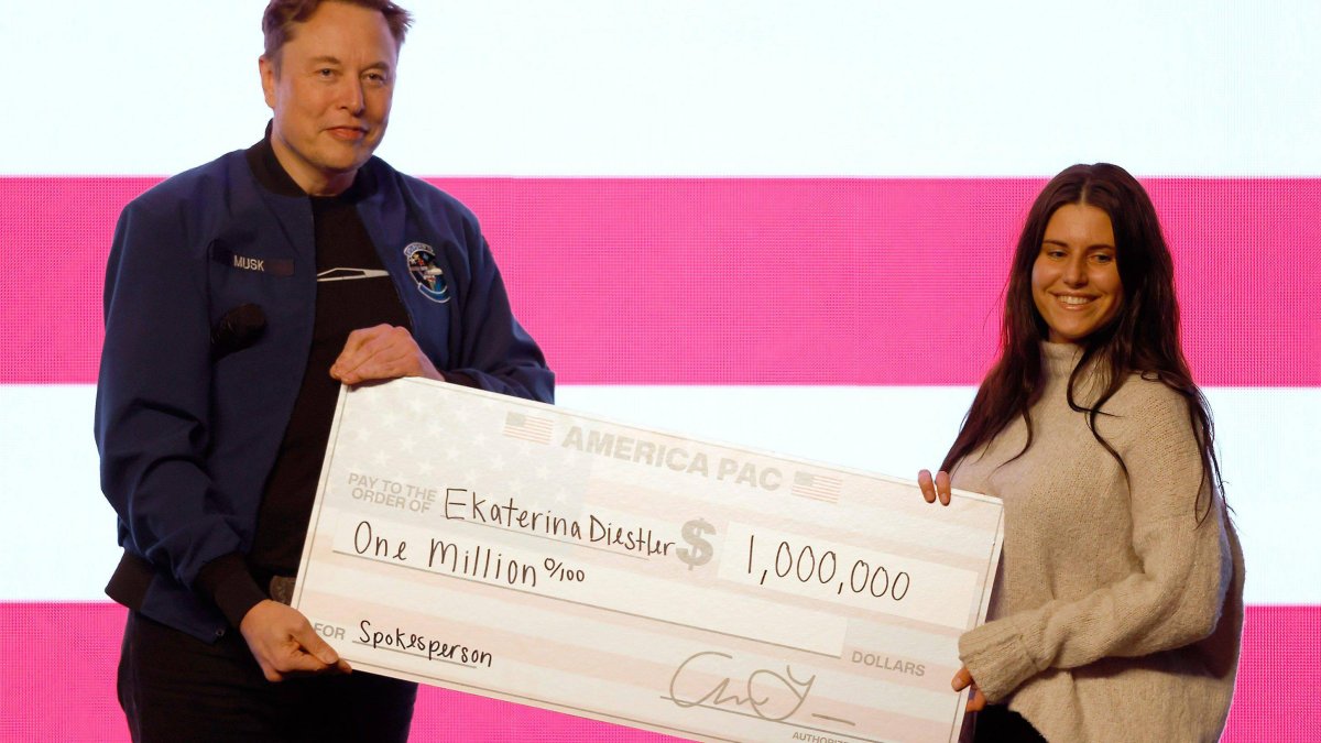 Elon Musk presenta un cheque a una votante