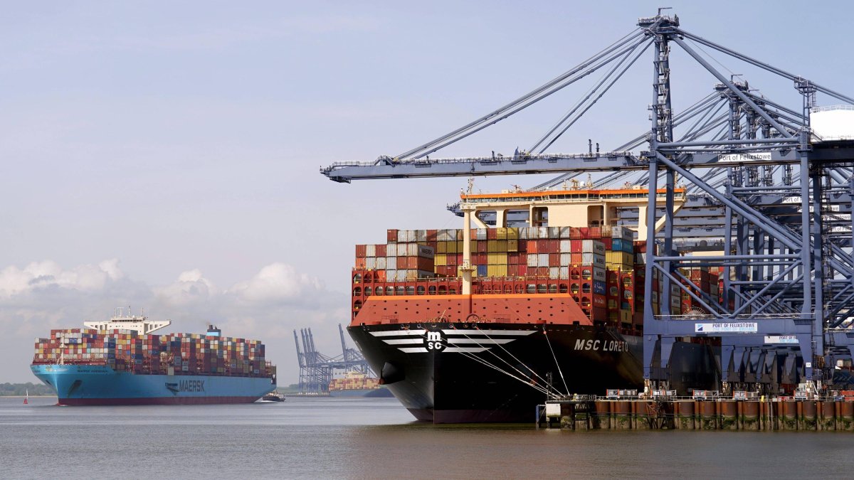 Varios cargueros en un puerto