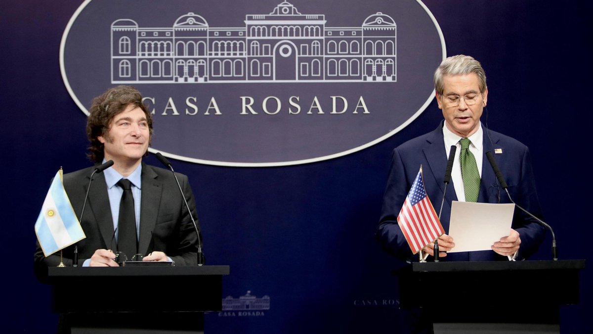 El presidente de Argentina Javier Milei y el secretario del Teosoro, Scott Bessent en Buenos Aires/ ARGENTINIAN PRESIDENCY