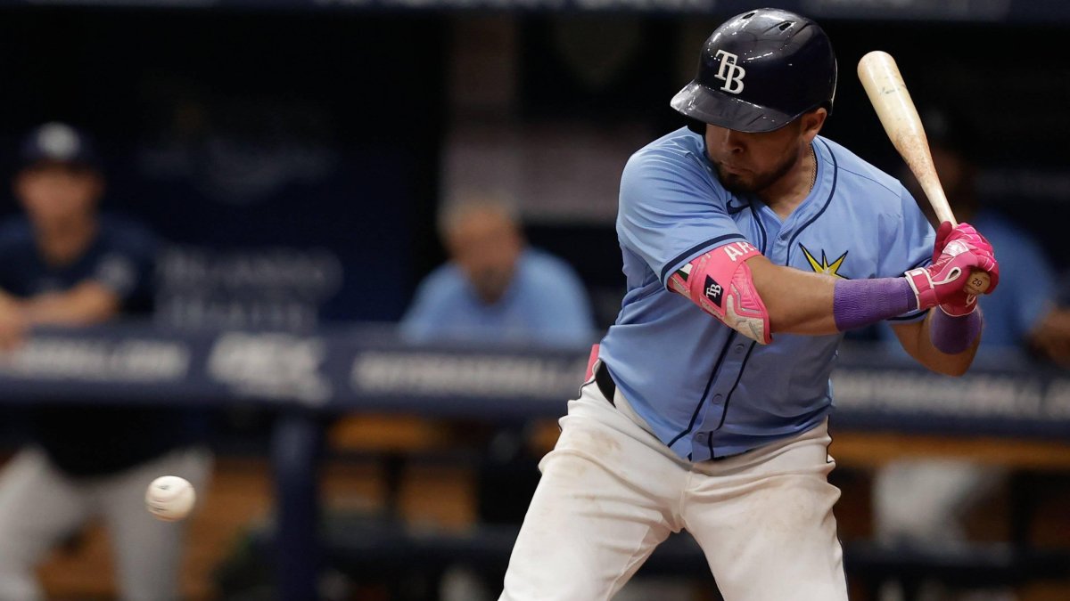 Jonathan Aranda bateando para los Rays de Tampa Bay