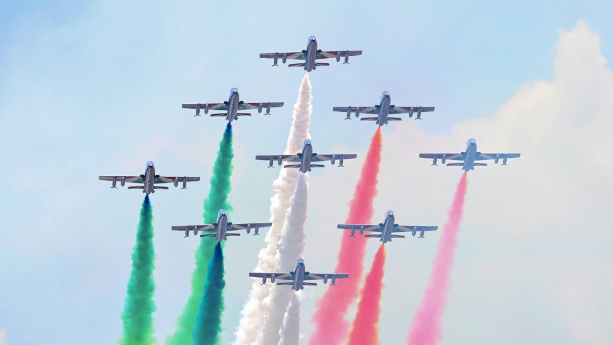 La patrulla Frecce Tricolori dibuja la bandera italiana en el cielo
