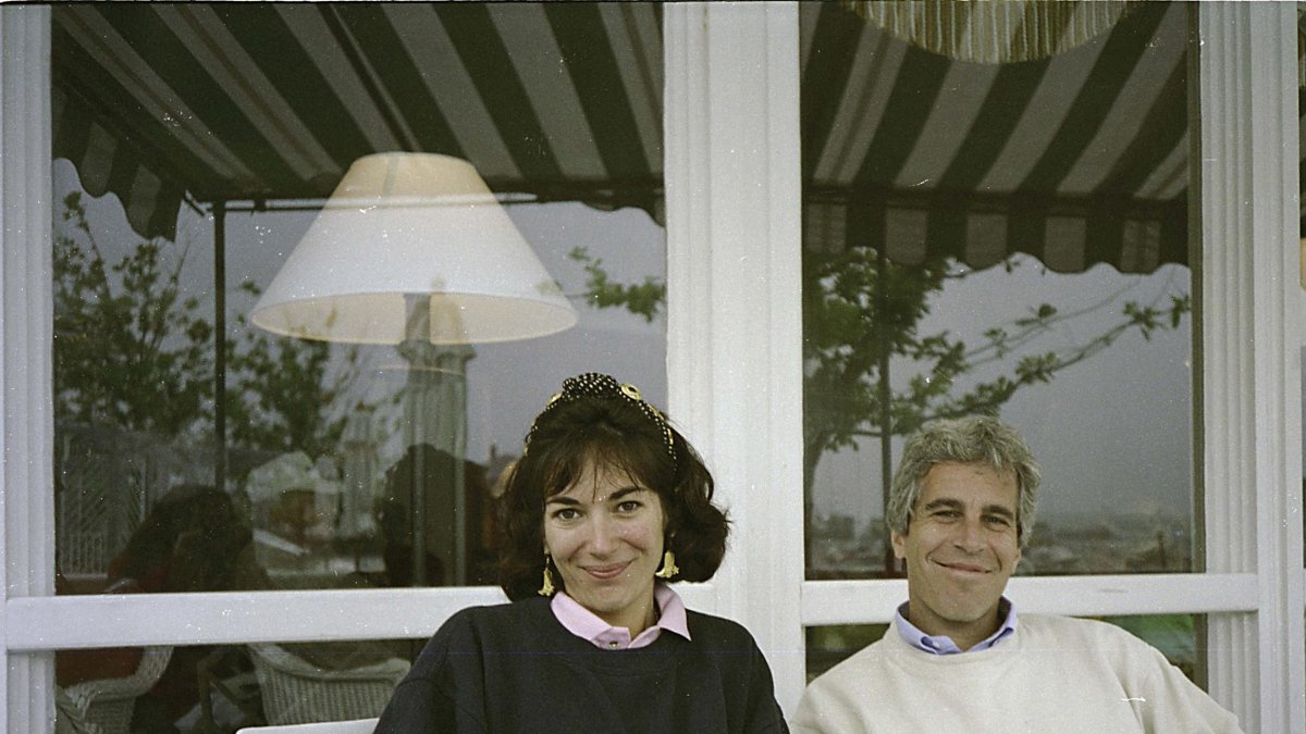 Jeffrey Epstein, junto con su expareja Ghislaine Maxwell