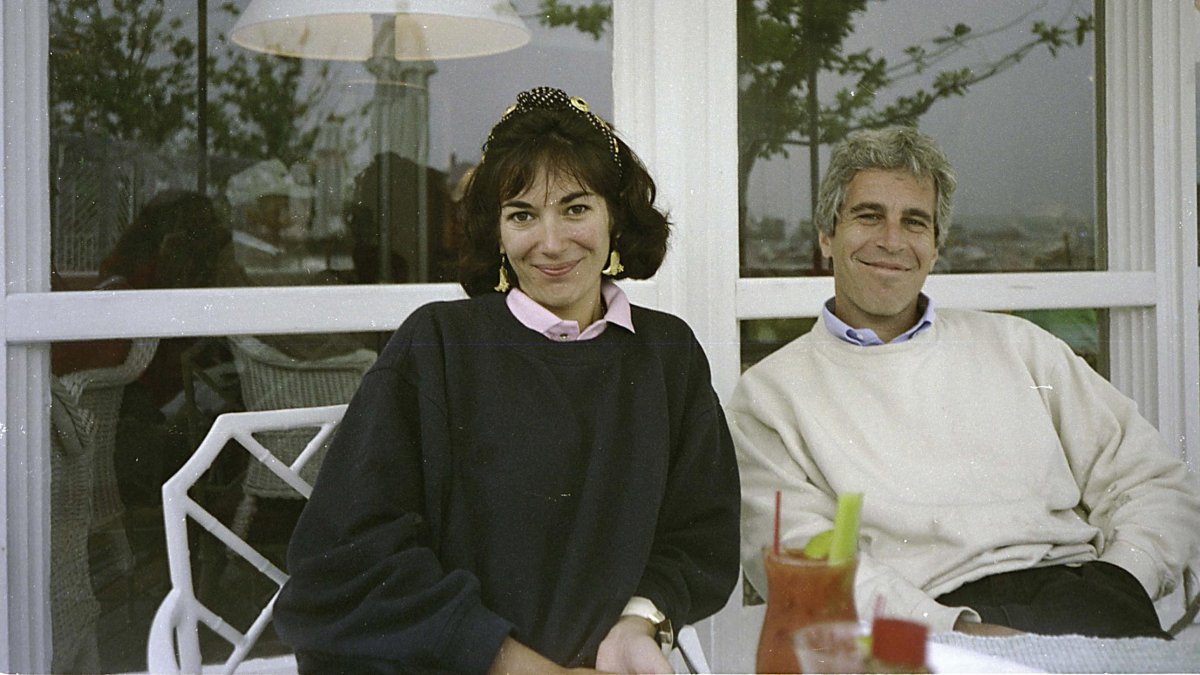 Jeffrey Epstein, junto con su expareja Ghislaine Maxwell