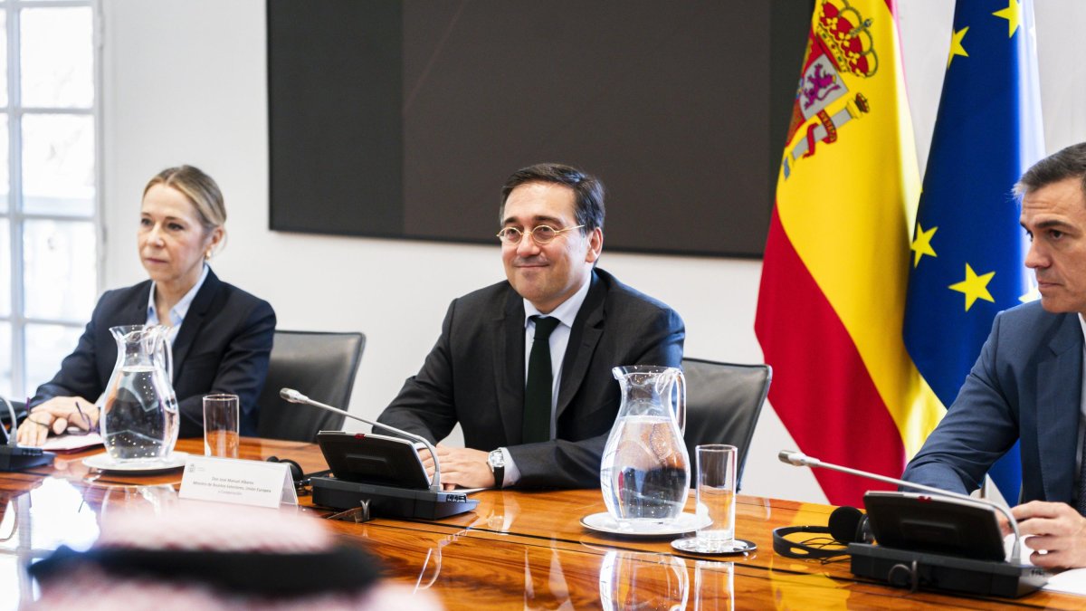 Spanish Foreign Minister José Manuel Albares and Pedro Sánchez