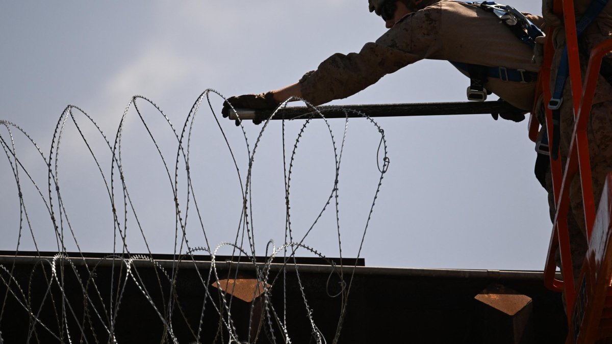 Personal militar estadounidense instala alambre a lo largo de la frontera entre EEUU y México