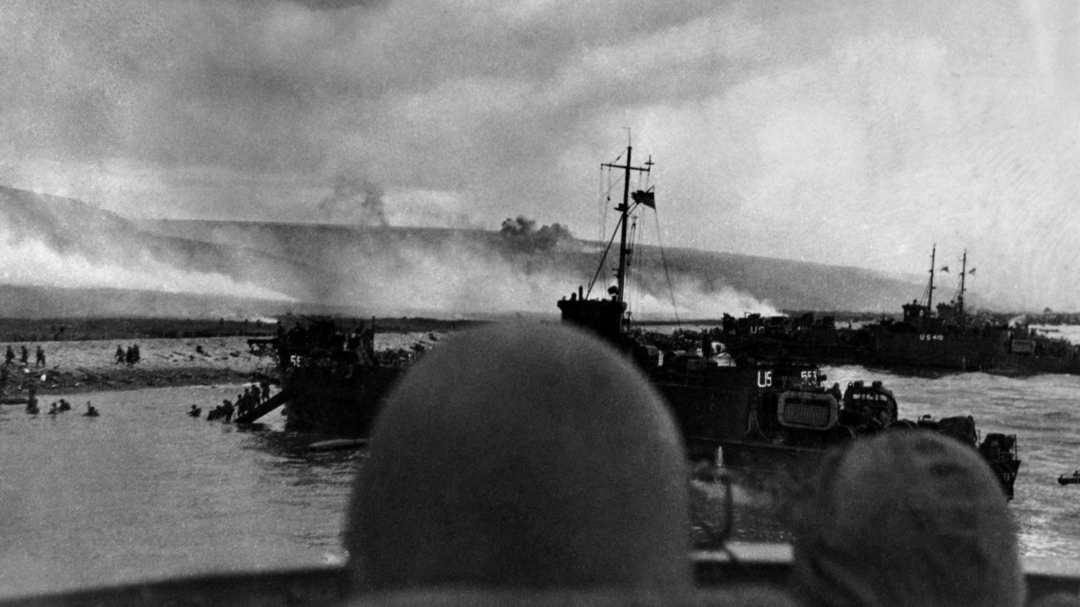 Lanchas desembarcan en la playa de Omaha el Día-D