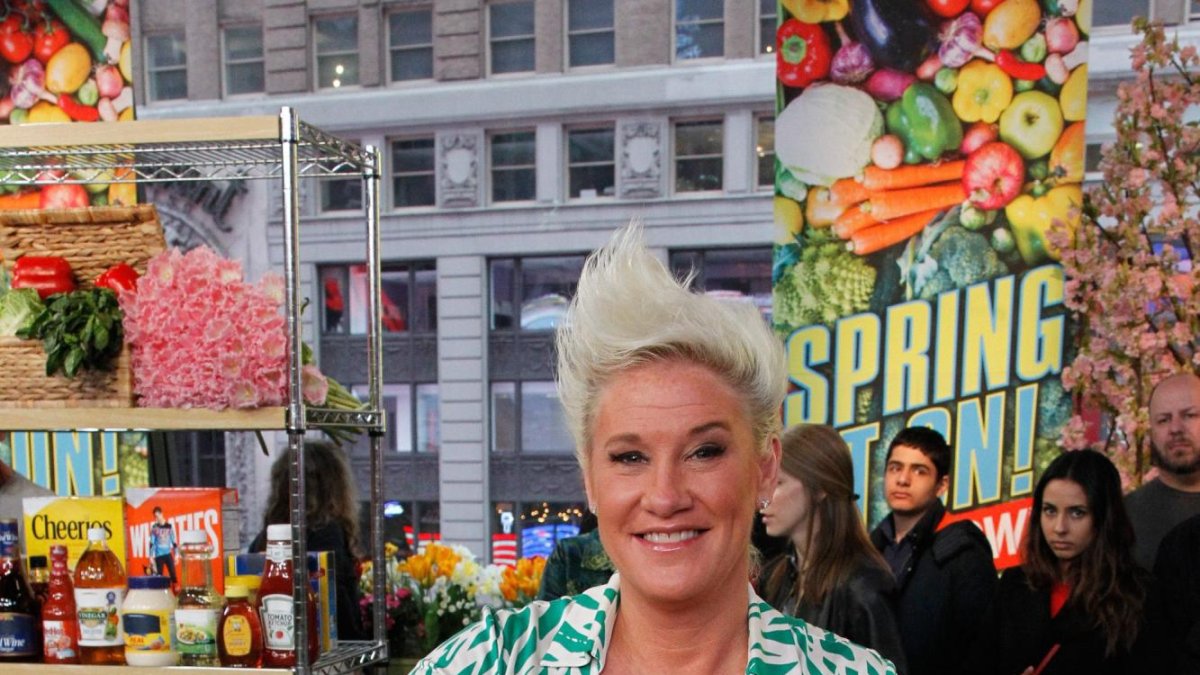 Anne Burrell, cocinando en una foto de archivo.