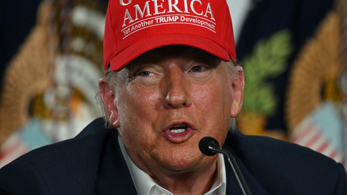 El presidente Donald Trump ofrece una conferencia de prensa en Florida