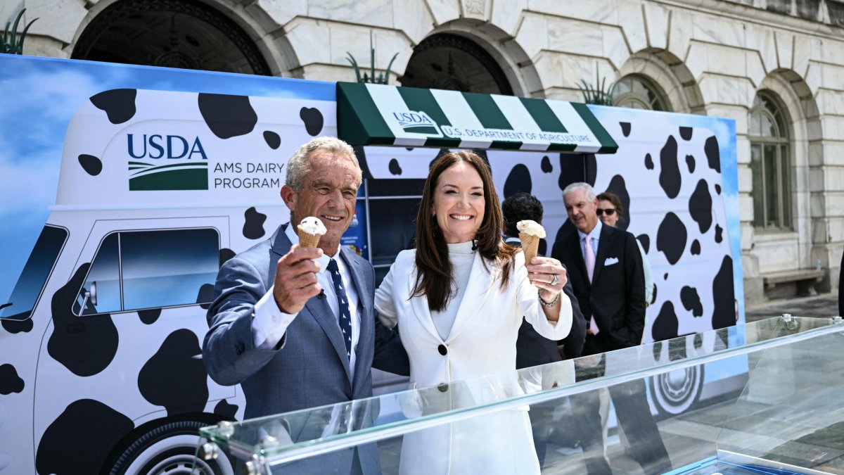 RFK Jr prueba helados sin colorantes