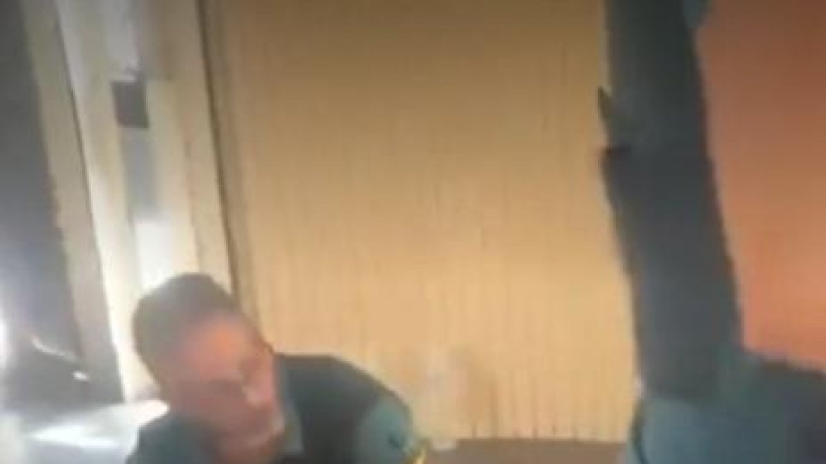 Un policía español detiene a una mujer en Valencia