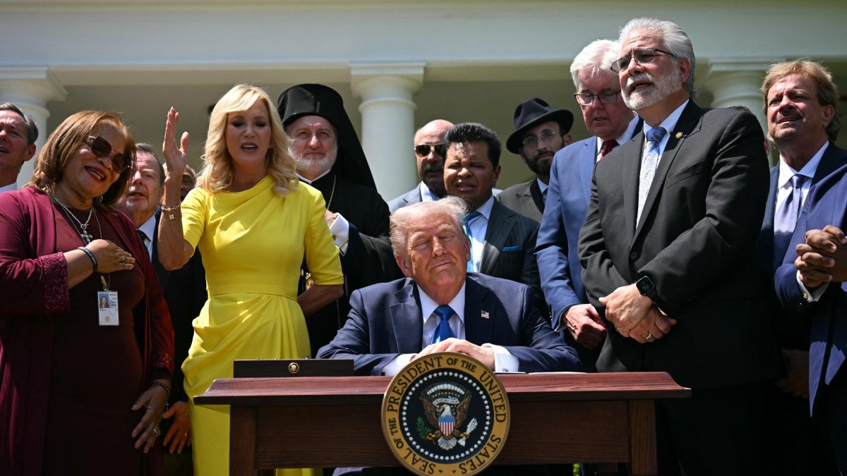 Líderes religiosos rezan con Trump en la Casa Blanca