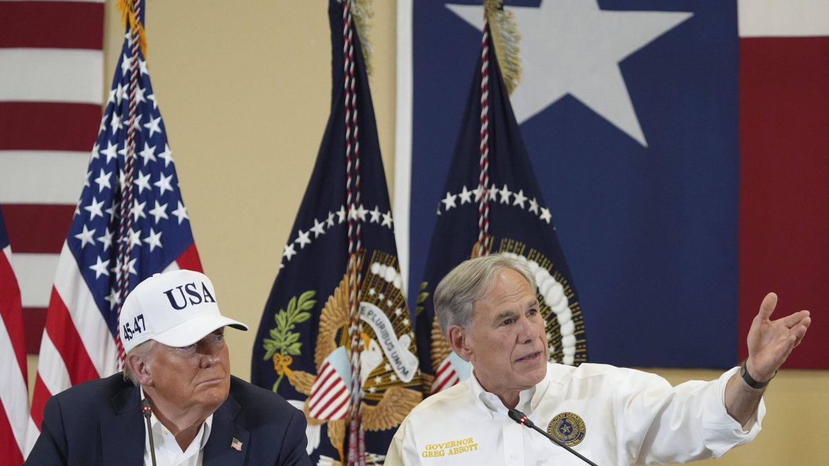 El presidente Donald Trump junto al gobernador de Texas, Greg Abbott