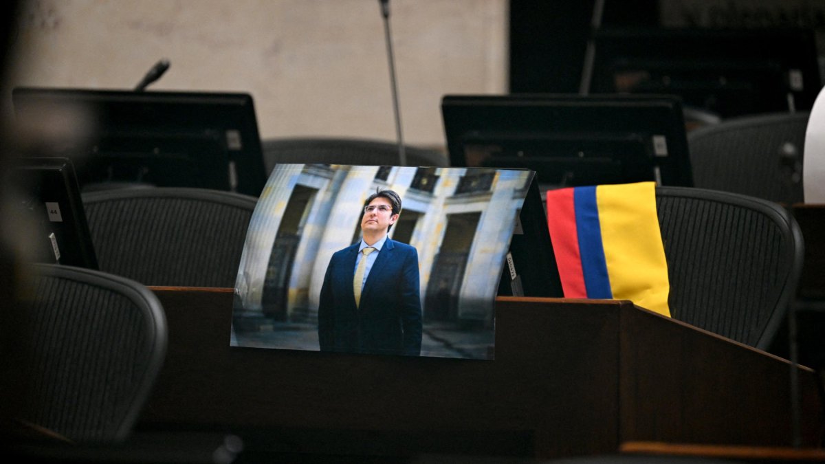 Iimagen de Miguel Uribe Turbay en su escaño en el Senado de Colombia