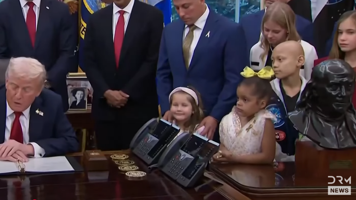 El presidente Trump firma la orden ejecutiva rodeado de niños que luchan contra la enfermedad