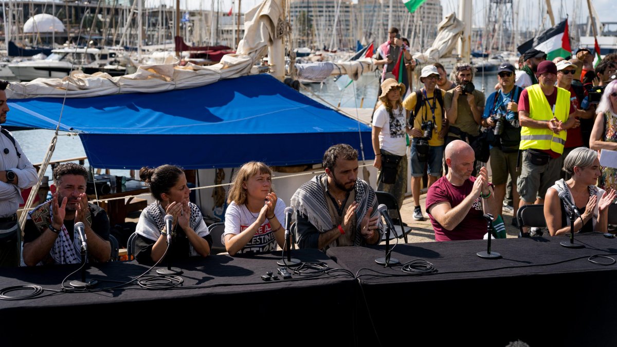 Greta Thumberg junto a otros activistas a la salida de la Flotilla Global Sumud (Photo by Davide Bonaldo/Sipa USA) *** Local Caption *** 63659004