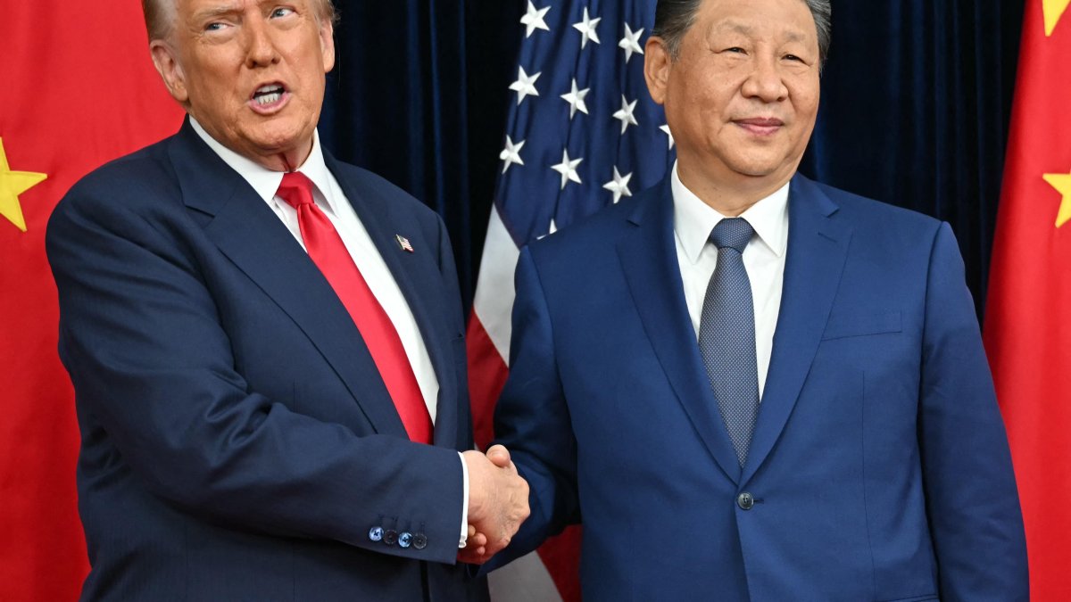 Donald Trump y Xi Jinping se dan la mano antes de su encuentro en Corea del Sur
