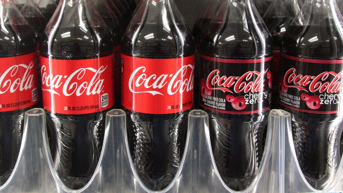 Botellas de Coca Cola y Cherry Coke