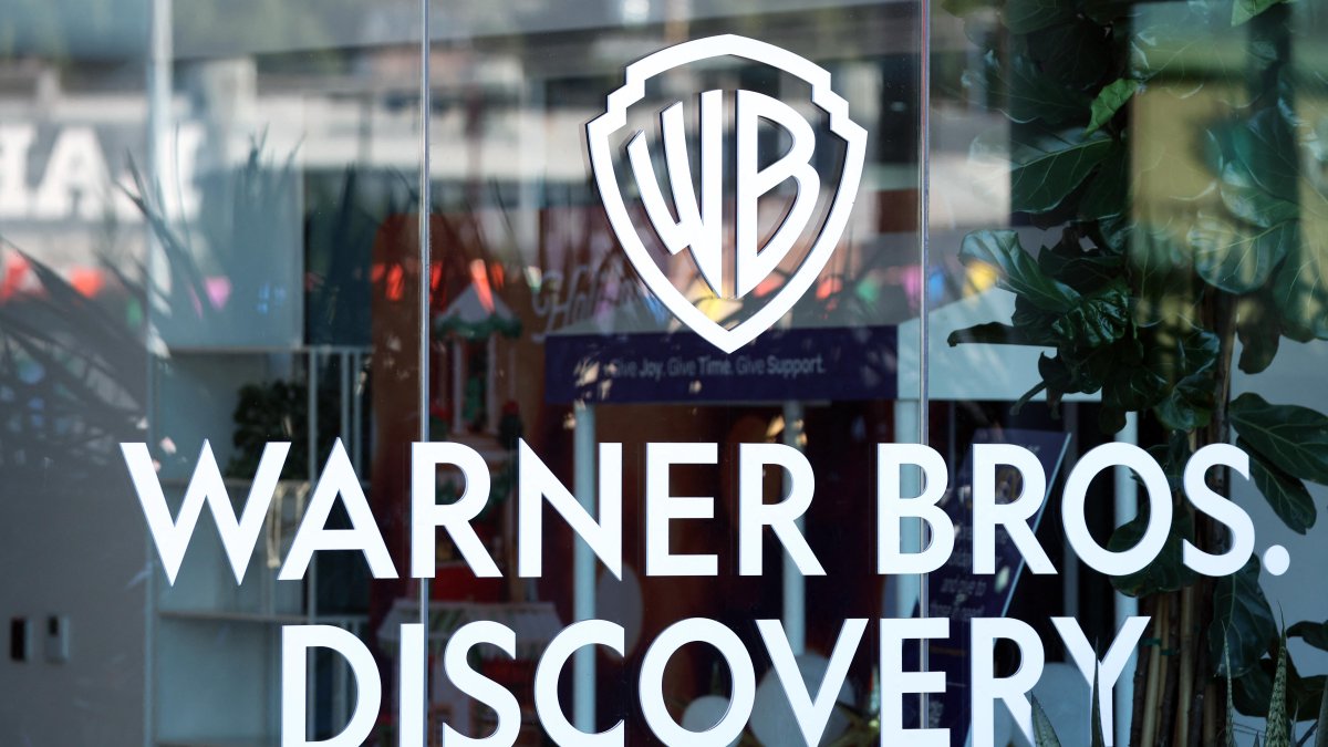 El logo de la Warner Bros. Discovery en una de sus oficinas