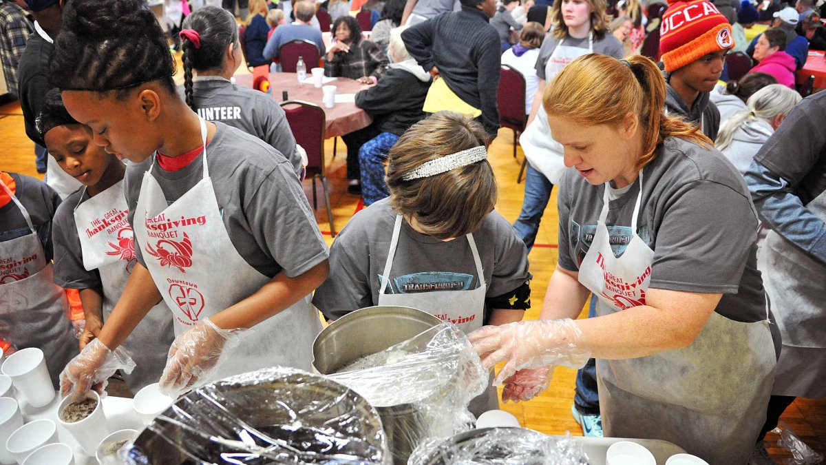 Voluntarios sirviendo platos calientes