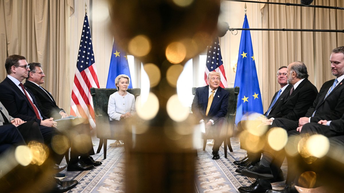 Ursula Von der Leyen and Donald Trump during negotiations on a trade agreement.
