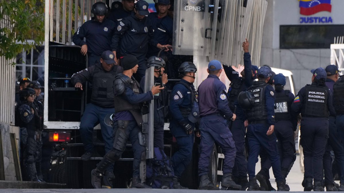 Policía venezolana en un centro de detención tras el anuncio de liberaciones