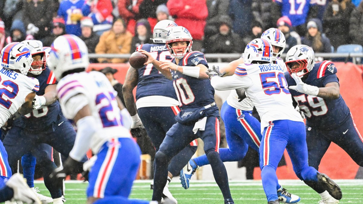 New England Patriots quarterback Drake Maye (10) throws a pass