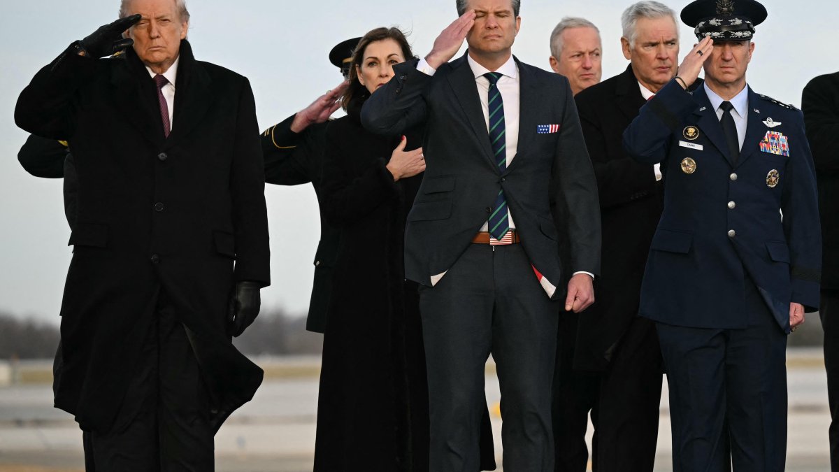 Donald Trump, Pete Hegseth y Dan Caine/ Andrew Caballero- Reynolds